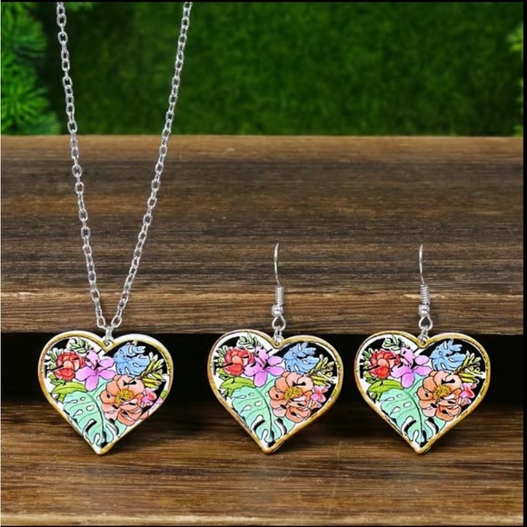 -Bohemian heart-shaped flower design wood necklace and earring set - Picture 5 of 8
